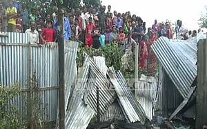 নওগাঁয় বাড়িসুদ্ধ আগুনে পুড়ে ট্রাক্টর চালক নিহত