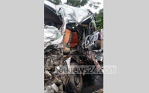 বাসের সঙ্গে বরযাত্রীর মাইক্রোবাসের সংঘর্ষে নিহত ৪