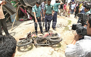 রাজশাহীতে বাইক চাপা দিয়ে বাস দোকানে, নিহত ৩