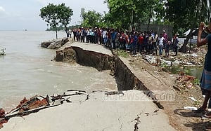 পদ্মার ভাঙনে নড়িয়া-সুরেশ্বর সড়কের ১০০ মিটার বিলীন