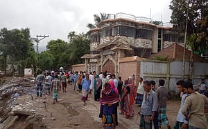 প্রতিদিন ভাঙছে সাজানো বাড়িঘর