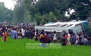 ঠাকুরগাঁওয়ে পিকনিকের বাস উল্টে আহত ৪০
