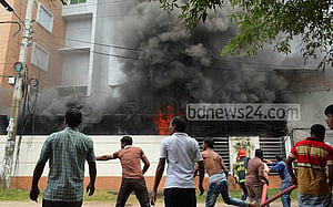 রাজশাহীর ওষুধ কারখানায় ‘জেনারেটর থেকে’ অগ্নিকাণ্ড