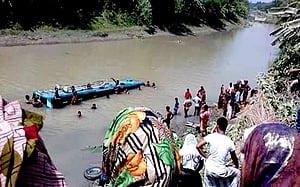 ফরিদপুরে বাস নদীতে পড়ে নিহত ১
