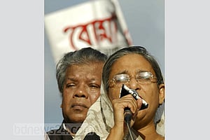 ২১ অগাস্ট: কর্মীদের মানবঢালে যেভাবে প্রাণে বাঁচেন শেখ হাসিনা