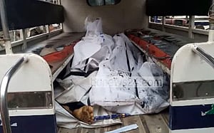 টাঙ্গাইলে ট্রাক উল্টে বাবা, মা, মেয়ের মৃত্যু