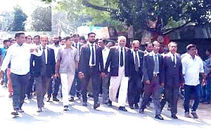 কুষ্টিয়ায় আইনজীবীদের বসার জায়গা ভেঙে দেওয়ায় বিক্ষোভ
