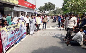নওগাঁয় স্কুলছাত্রকে চাপা দেওয়া ট্রাক্টর চালকের বিচার দাবি