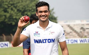 চোট কাটিয়ে ফেরার দিনে তাসকিনের ২ উইকেট