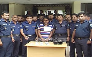 ঝিনাইদহে ২২ হাজার ডলারসহ একজন আটক