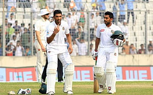রান বাড়াতে মাহমুদউল্লাহর দিকে তাকিয়ে বাংলাদেশ
