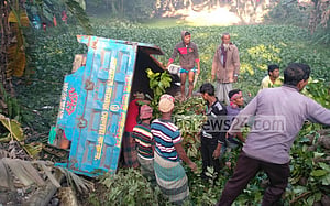 মাদারীপুরে পিকআপ ভ্যান খাদে, নিহত ২