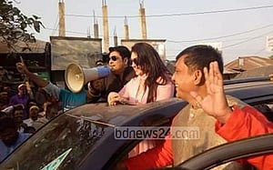 ভোলায় নৌকায় ভোট চাইলেন অপু-ফেরদৌস