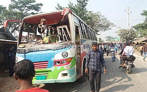 বাসের জন্য দাঁড়িয়ে থাকা স্কুলশিক্ষক মারা গেলেন বাসচাপায়