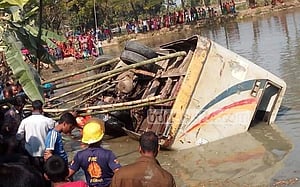 নেত্রকোণায় বাস পুকুরে, আহত ২৬