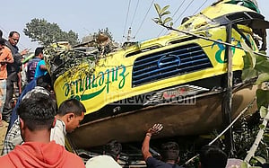 এক বাসকে পাশ কাটাতে গিয়ে আরেক বাস উল্টে নিহত ১