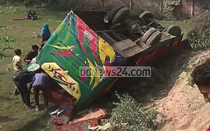 গাড়িকে পাশ কাটাতে গিয়ে বাস খাদে, আহত ২০