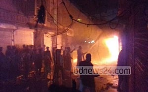 ভোলায় আগুনে পুড়েছে ২২ দোকান
