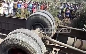 খুলনায় পিকনিকের বাস খাদে পড়ে ১ শিক্ষার্থীর মৃত্যু