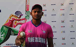 দারুণ হ্যাটট্রিকে আলিসের পাশে মানিক