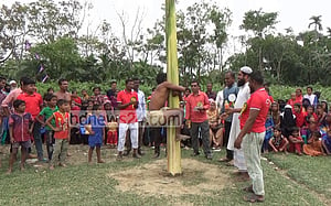 চার দশকের শত্রুতা ভুলে বন্ধুত্বের মেলায় খিদিরপুরবাসী