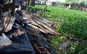 চাঁদপুরে আগুনে পুড়ছে ৬ দোকান