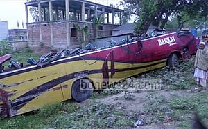 গাইবান্ধায় বাস উল্টে নিহত ৫