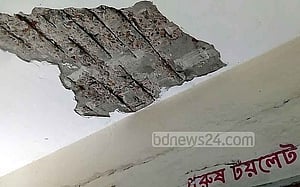 নড়াইলে হাসপাতালের ছাদ থেকে খসে পড়েছে পলেস্তারা