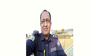 ইয়াবাসহ আটক, এসআই প্রত্যাহার