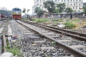 যশোরে ট্রেন থেকে নামার সময় পা পিছলে নারী নিহত