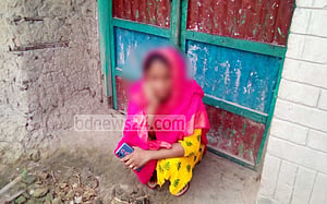জয়পুরহাটে বিয়ের দাবিতে তরুণীর অনশন