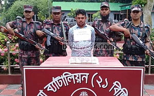 বেনাপোলে সাড়ে ৪ লাখ টাকাসহ পাচারকারীকে আটক