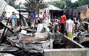 ফরিদপুরে পাটের গুদামে আগুন, ৮টি দোকান পুড়ে ছাই