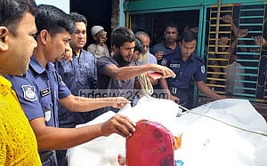 মেঝেতে স্ত্রীর লাশ, চেয়ারে স্বামীর
