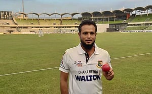 সানির ৫ উইকেট, মঈন-সালমানের দৃঢ়তা
