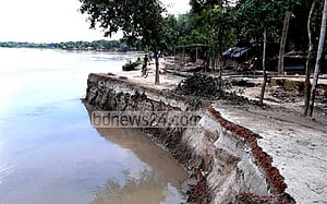 মধুমতীর ভাঙনে বিলীন হচ্ছে গ্রাম