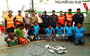 বরিশালে সাংবাদিক পরিচয়ে ইলিশ ধরতে গিয়ে আটক ১০