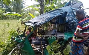 যশোরে ট্রেনের ধাক্কায় অটো উল্টে ৪ শিশুসহ চালক আহত