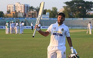 মেহেদির ৫ উইকেট, পিনাকের সেঞ্চুরি