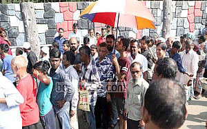 পেঁয়াজ কেনার ভিড়ে ‘বেরিয়ে গেল’ গুলি, আহত ২