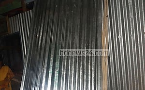 গোপালগঞ্জে আ. লীগ নেতার বাড়িতে ত্রাণের টিন