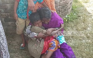 সাতক্ষীরায় স্বামীর ঝুলন্ত লাশ, পাশে স্ত্রীর