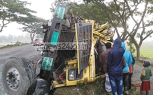 সিরাজগঞ্জে বাসের সঙ্গে সংঘর্ষে ট্রাক চালক ও তার সহকারী নিহত