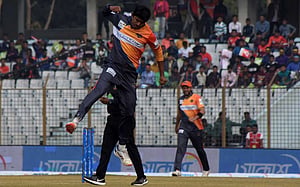 দুর্দান্ত অলরাউন্ড পারফরম্যান্সে ঢাকার নায়ক মেহেদি