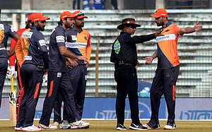 ড্রেসিং রুমে ফিরেও আউট হলেন না রাজাপাকসা