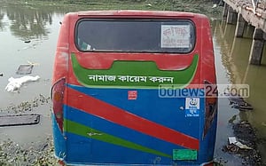 সাতক্ষীরায় বাস খালে পড়ে আহত ১২