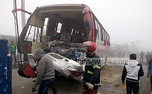 ময়মনসিংহে কুয়াশার মধ্যে একসঙ্গে দুর্ঘটনায় পাঁচ বাহন, নিহত ১