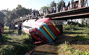 কক্সবাজারে সেতুর রেলিং ভেঙে বাস নিচে, আহত ৩৬