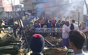 ভোলায় আগুনে পুড়ল ২০ দোকান