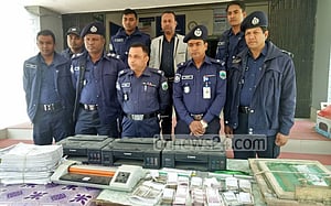 চাঁপাইনবাবগঞ্জে জাল রুপিসহ গ্রেপ্তার ৪